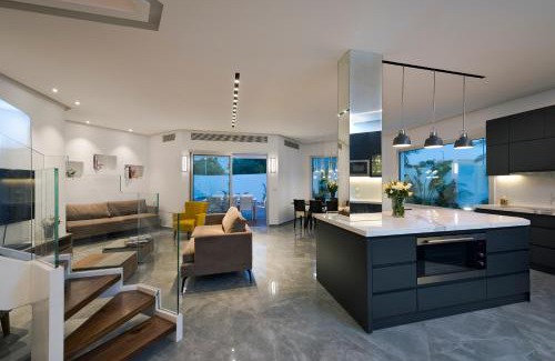 Eilat Villa | Villa Gardenya: Oceanfront Oasis with Pool & Hot Tub