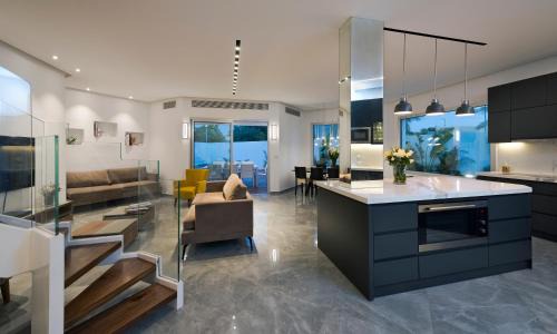 Eilat Villa | Villa Gardenya: Oceanfront Oasis with Pool & Hot Tub