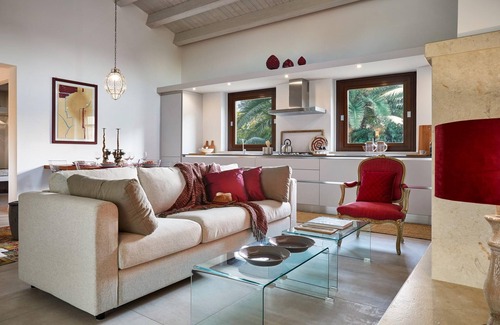 Casa Papa Villa | Relax at Villa Giardini In Fiore with Pool & Spa Access