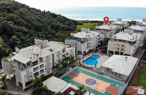 Ingleses do Rio Vermelho Apartment | Villa Giardino: Beachfront Retreat with Pool & Sports Court