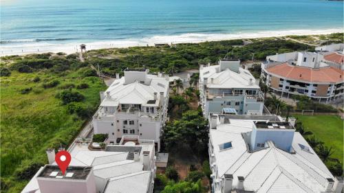 Ingleses do Rio Vermelho Apartment | Villa Giardino: Beachfront Retreat with Pool & Sports Court