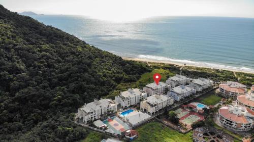 Ingleses do Rio Vermelho Apartment | Villa Giardino: Beachfront Retreat with Pool & Sports Court