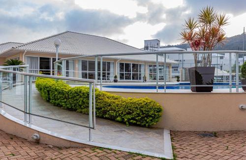 Ingleses Norte Apartment | Villa Giardino: Family-Friendly Retreat in Ingleses Norte