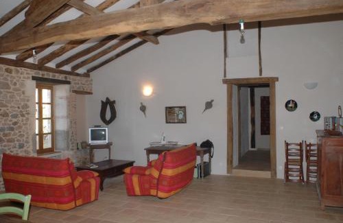 Bussiere-Badil House | Villa Gites: Family-Friendly Retreat with Pool in Dordogne