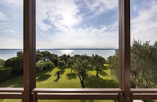 Sirmione House | Relaxing Retreat at Villa Giustiniani with Ocean Views