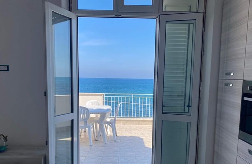 Casteldaccia House | Villa Gloria sleeps 8 on the beach