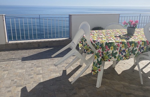 Casteldaccia House | Villa Gloria sleeps 8 on the beach