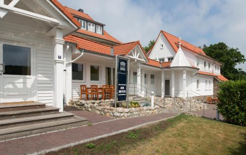 Alt-Travemunde/Ronnau Apartment | Elegant Villa Godewind: Oceanfront Retreat with Pet-Friendly Perks