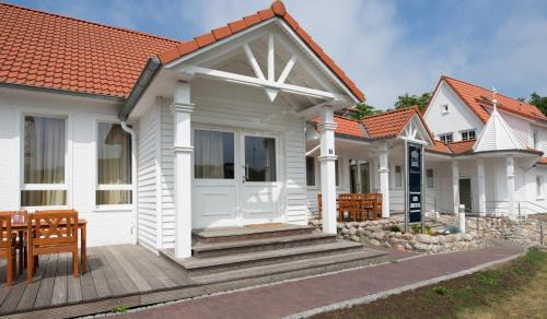 Alt-Travemunde/Ronnau Apartment | Elegant Villa Godewind: Oceanfront Retreat with Pet-Friendly Perks