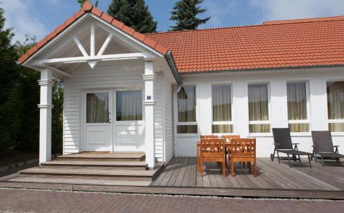 Alt-Travemunde/Ronnau Apartment | Elegant Villa Godewind: Oceanfront Retreat with Pet-Friendly Perks