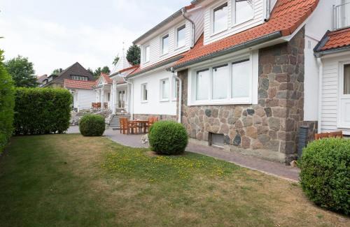 Alt-Travemunde/Ronnau Apartment | Elegant Villa Godewind: Oceanfront Retreat with Pet-Friendly Perks