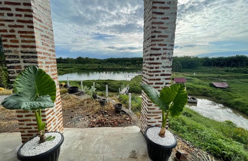 North Padang Lawas Villa | Cozy Villa Gomburan Pakkat Lestari for Families and Pets