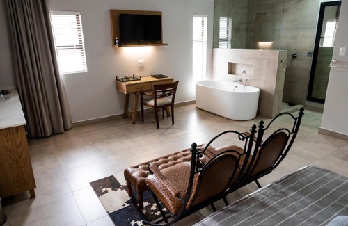Klerksdorp House | Pet-Friendly Villa Gracia Guesthouse with Pool & Breakfast