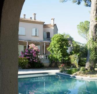 Eoures Villa | Relax at Villa Grand Cèdre: Oceanfront Bliss for Families
