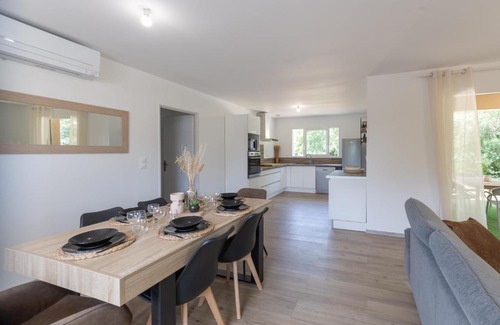 Berrias-et-Casteljau House | Relaxing Villa Graveyron with Private Pool for Families