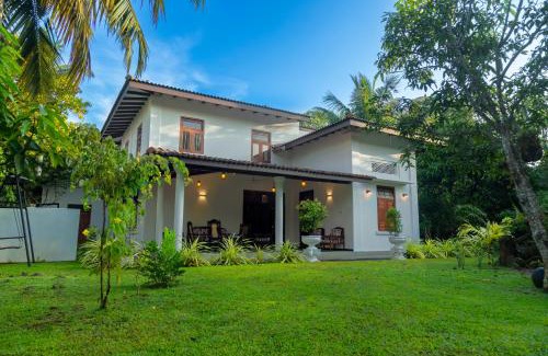 Kamburugamuwa Villa | Pet-Friendly Villa Green Space: 4-Star Stay with Kitchen