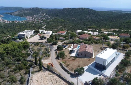 Vinisce Villa | Villa Grey: Oceanfront Retreat with Heated Pool & Pet-Friendly