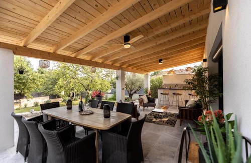 Saint Alban Auriolles Villa | Elegant Villa with Pool & Wi-Fi for 8 Guests
