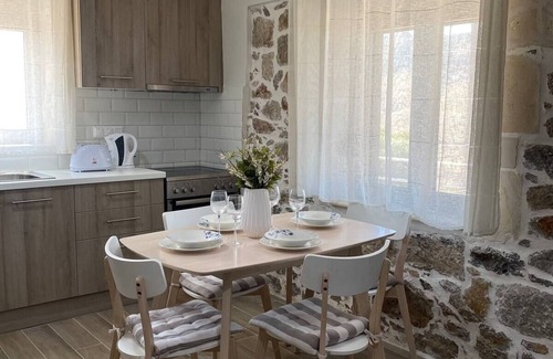 Nea Kria Vrisi House | Villa Harmony: Family-Friendly Retreat with Kitchen & Pets Welcome