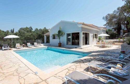 Kassiopi Villa | Villa Helonaki: Family-Friendly Retreat with Pool & Kitchen