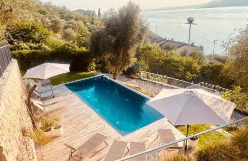 Brenzone sul Garda Apartment | Villa Holzi: Oceanfront Escape with Pet-Friendly Amenities