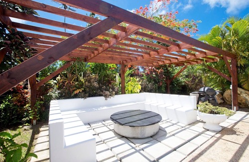 Tapere of Titikaveka House | Villa Honohitu: Poolside Retreat with BBQ & Mini Bar