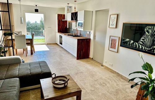 L'Evescat Apartment | Villa Horizons - Garden apartment. Swimming pool and beach 15 minutes' walk away.