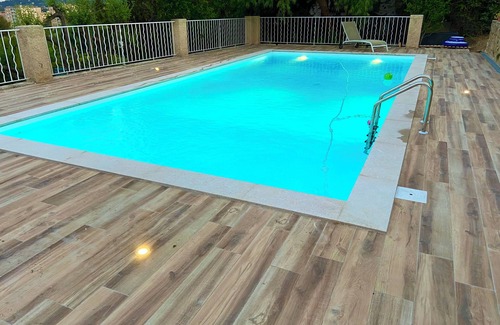 L'Evescat Apartment | Villa Horizons - Garden apartment. Swimming pool and beach 15 minutes' walk away.