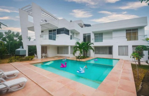 Papare Villa | Villa Horizonte: Pet-Friendly Getaway with Private Pool