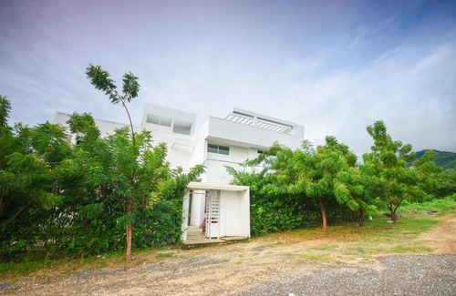Papare Villa | Villa Horizonte: Pet-Friendly Getaway with Private Pool