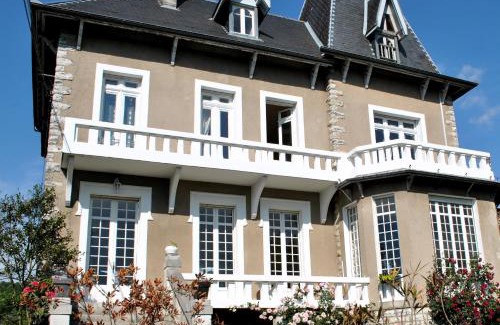 Salies-de-Bearn Bed & Breakfast | Villa Hortebise: Guest Rated 9.2 with Family-Friendly Dining
