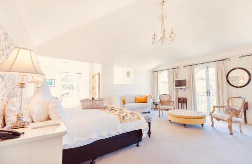 Howden Hotel | Elegant Villa Howden: 5-Star Stay with Pool & Breakfast