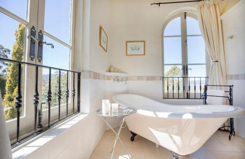 Howden Hotel | Elegant Villa Howden: 5-Star Stay with Pool & Breakfast