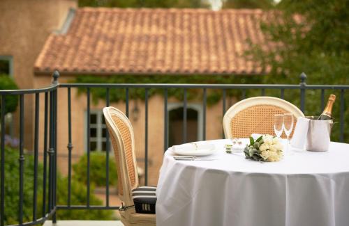 Howden Hotel | Elegant Villa Howden: 5-Star Stay with Pool & Breakfast