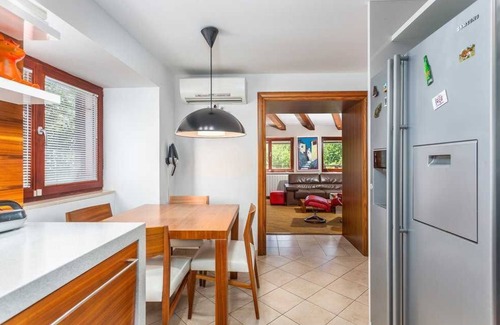 Sveti Vid Dobrinjski Villa | Perfect Villa for Groups with Pool, Jacuzzi & Wine Cellar