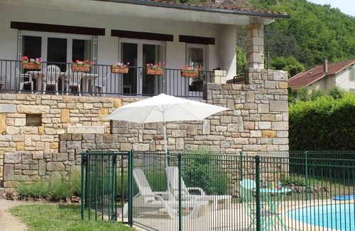 Saint-Antonin Noble Val Villa | Villa in hedged gardens with views. 0.5 kms easy walk bakery, bars, restaurants
