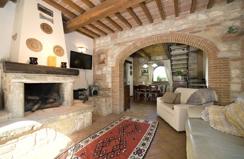 Montopoli in Val d'Arno Villa | Idyllic Villa in Montopoli with Private Pool & Pet Friendly