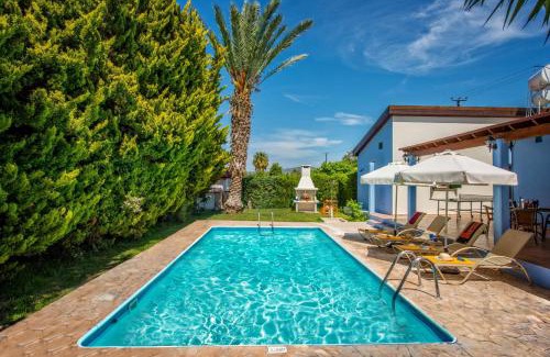 Polis Villa | Villa Ibiscus: Family-Friendly Retreat with Pool & Kitchen