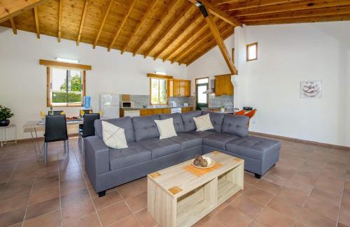 Polis Villa | Villa Ibiscus: Family-Friendly Retreat with Pool & Kitchen