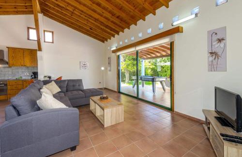 Polis Villa | Villa Ibiscus: Family-Friendly Retreat with Pool & Kitchen