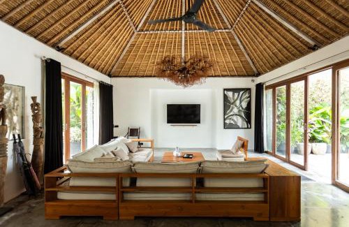 Umalas Apartment | Villa Ilo Umalas Spacious 3-Bedroom Oasis with Huge Pool & Garden