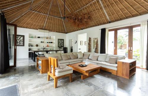 Umalas Apartment | Villa Ilo Umalas Spacious 3-Bedroom Oasis with Huge Pool & Garden
