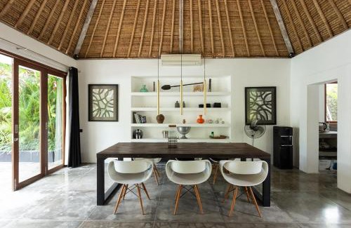 Umalas Apartment | Villa Ilo Umalas Spacious 3-Bedroom Oasis with Huge Pool & Garden