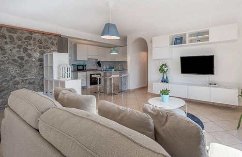 Sirenuse House | Villa Ilona: Bright Sea-Facing Home with Pool & Free Wi-Fi