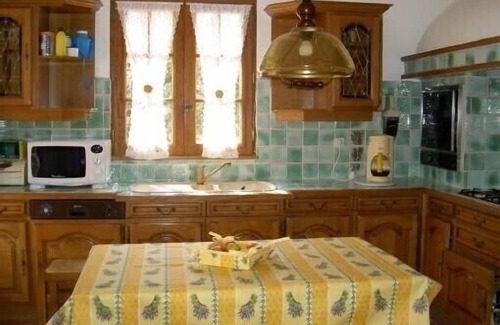 Cabrieres-d'Avignon Villa | Serene Villa with Scenic Views and Inviting Amenities