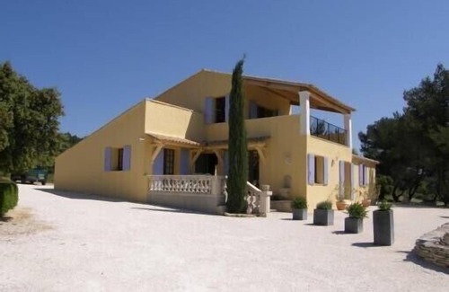 Cabrieres-d'Avignon Villa | Serene Villa with Scenic Views and Inviting Amenities