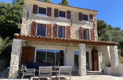 Ampus House | Inviting Holiday Home with Private Pool & Pet-Friendly Amenities