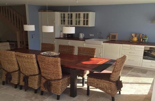 Ampus House | Inviting Holiday Home with Private Pool & Pet-Friendly Amenities