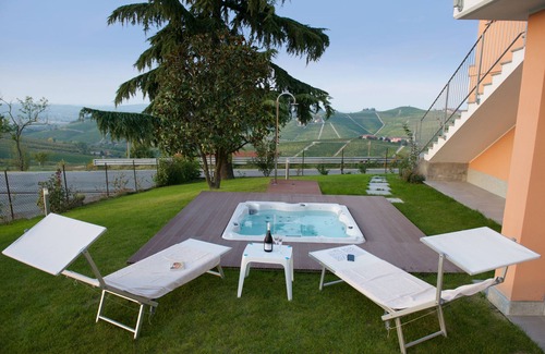 Barbaresco Villa | Exceptional Villa in Barbaresco with Jacuzzi & Scenic Terraces