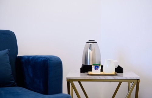 Quarto Apartment | Cozy Villa In Bed Blue Suite with Scenic Balcony Views